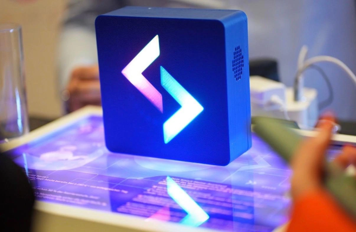 Nova – Intelligenter Verkaufs- und Sprachassistent Nova Sprachassistent auf modernem Arbeitsplatz mit PCB Leiterplatten